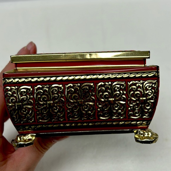 - Vintage tin confectionary box with red velvet and faux cameo hinged lid - Picture 10 of 12